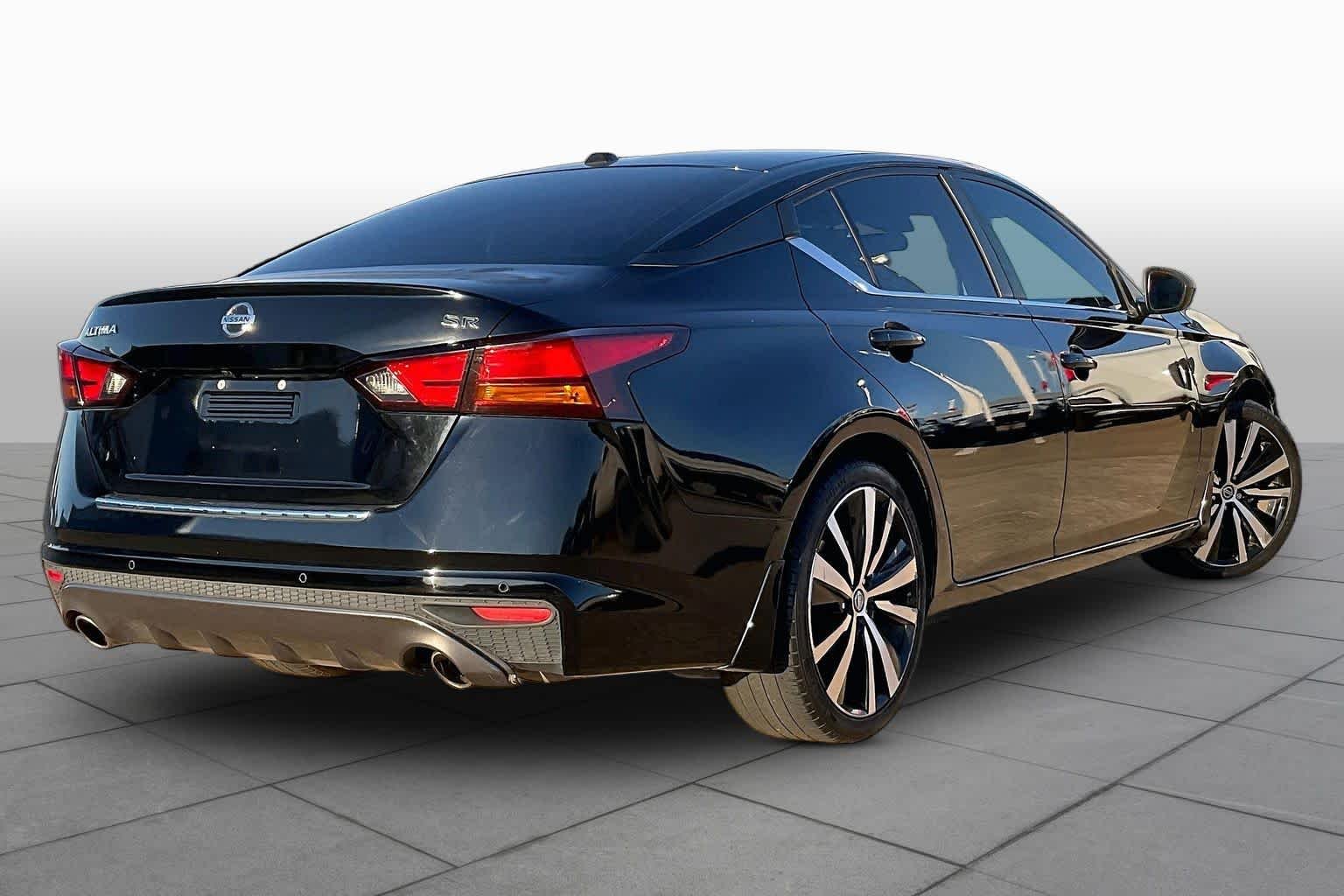 Used 2020 Super Black Nissan 2.5 SR image 12