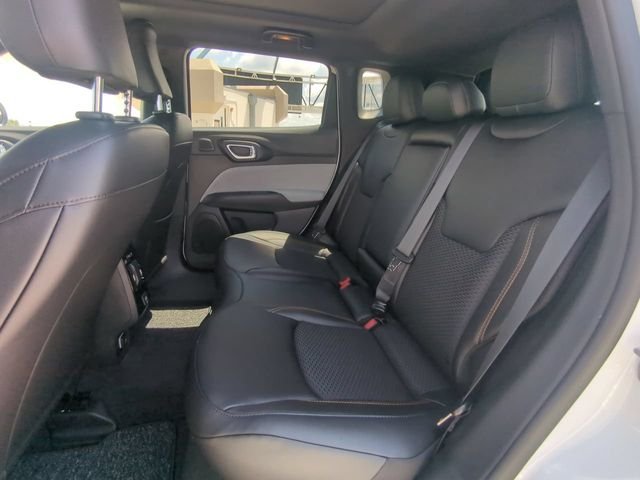 New 2026 Bright White Clear-Coat Exterior Paint Jeep  image 15