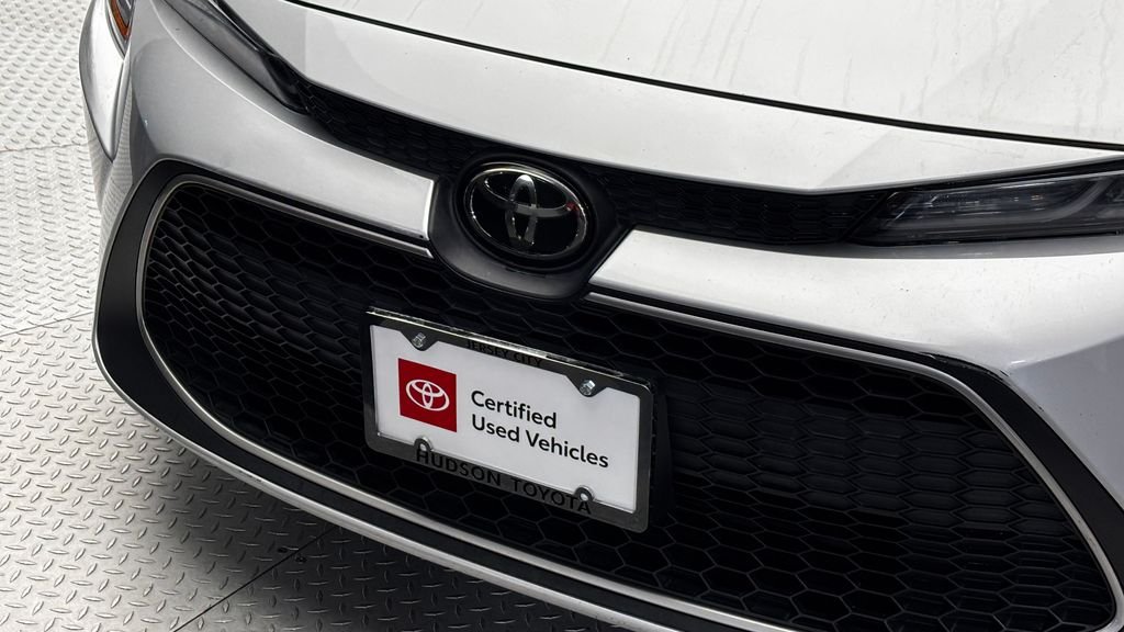 Used 2020 Silver Toyota XLE image 2