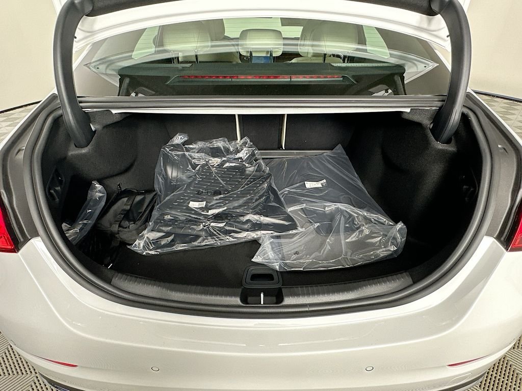 New 2026 MANUFAKTUR Moonlight White Metallic Mercedes-Benz C 300 image 28