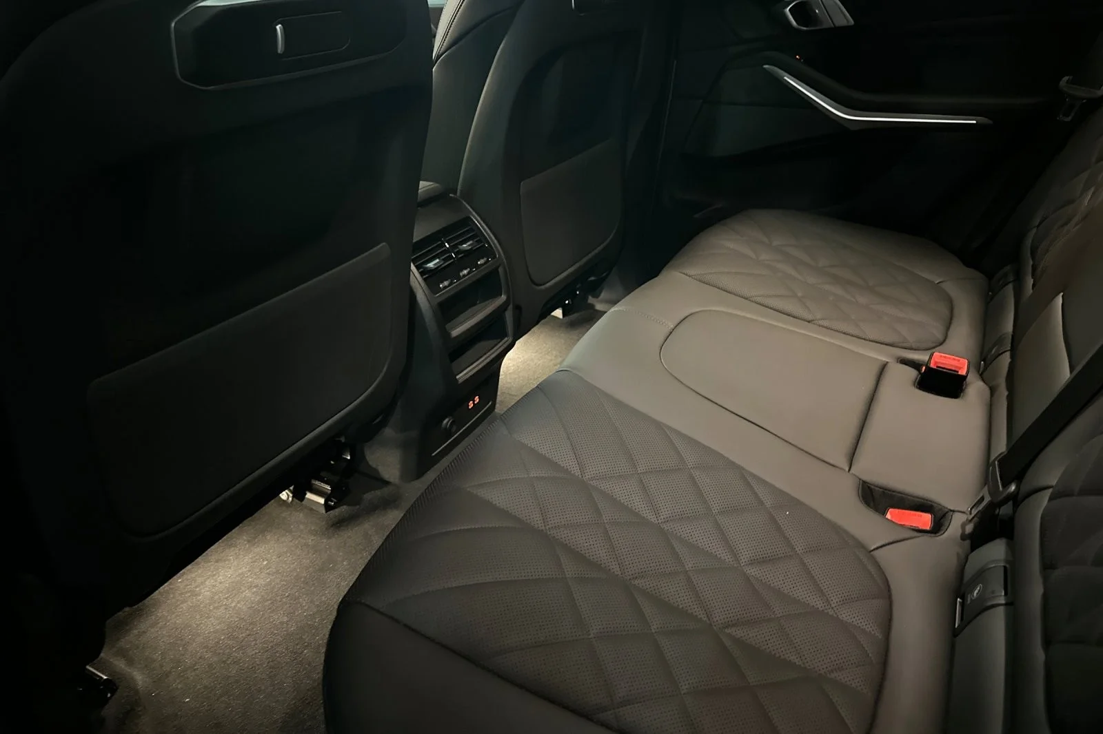 New 2026 Skyscraper Grey Metallic BMW xDrive50e image 11