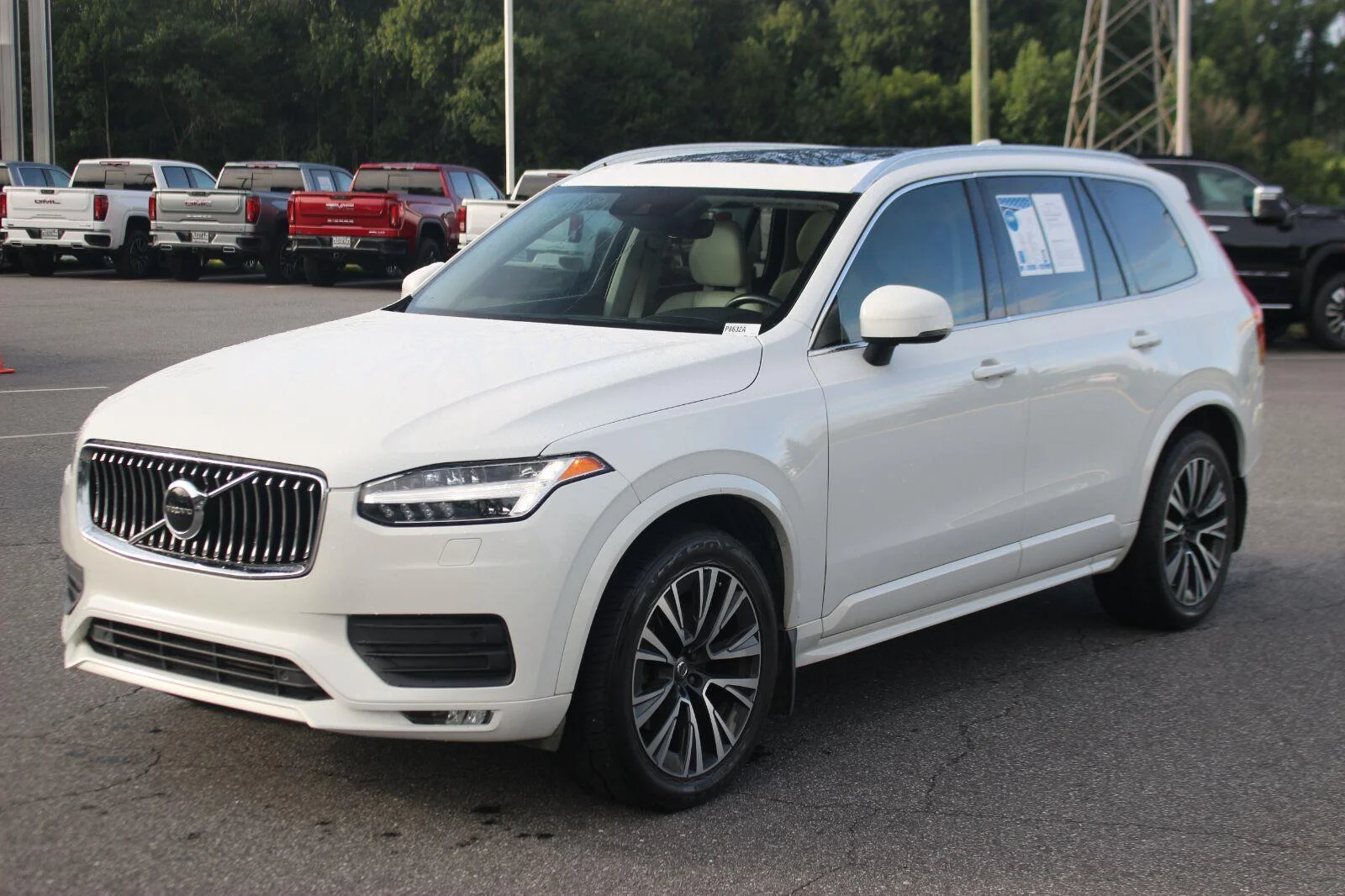 Used 2021  Volvo Momentum image 3
