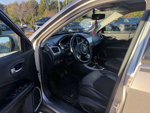 Used 2018 Silver Jeep Latitude image 4