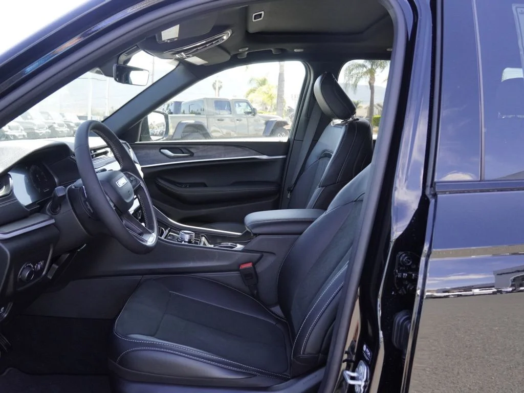 New 2026 Diamond Black Crystal Pearl-Coat Exterior Paint Jeep Laredo Altitude image 19