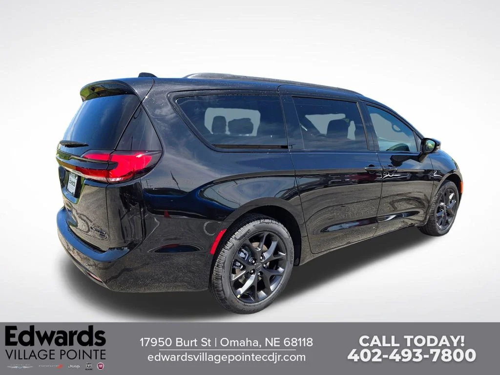 New 2027 Diamond Black Crystal Pearl-Coat Exterior Paint Chrysler Limited image 3
