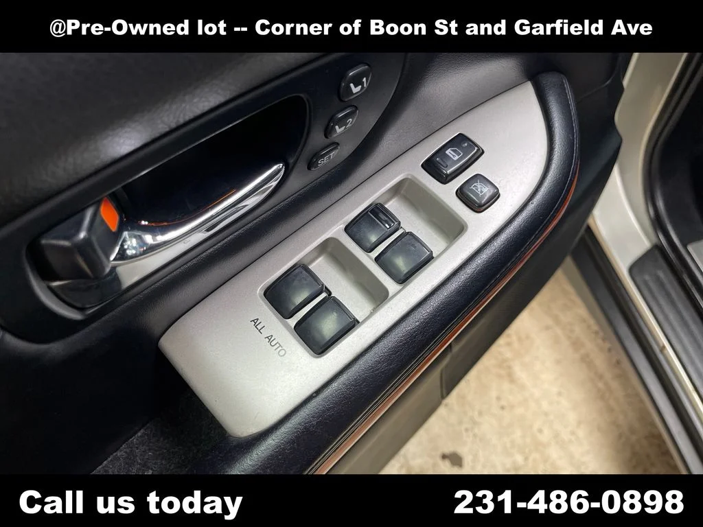 Used 2004  Lexus 330 image 15