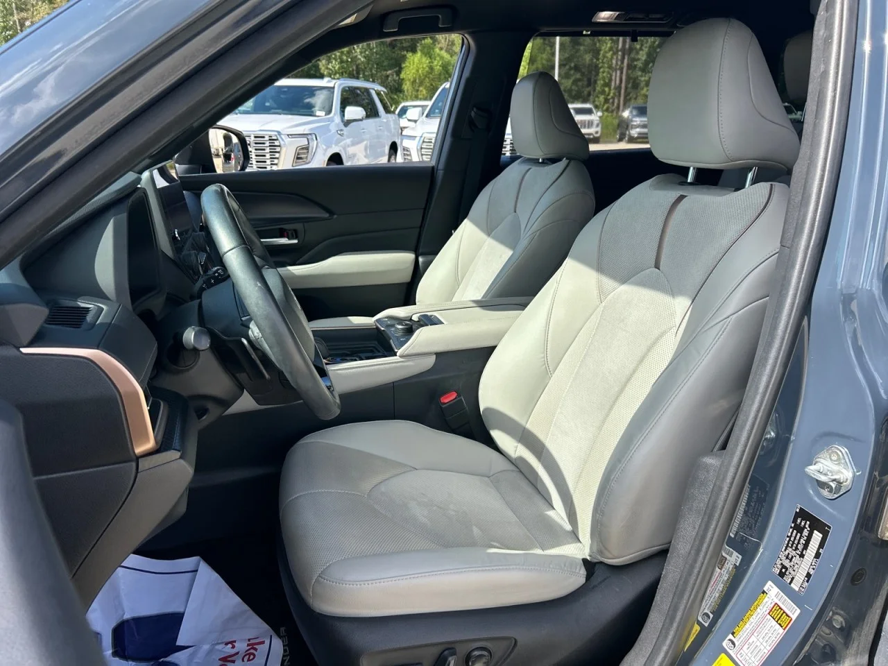 Used 2024  Toyota Hybrid MAX Limited image 18