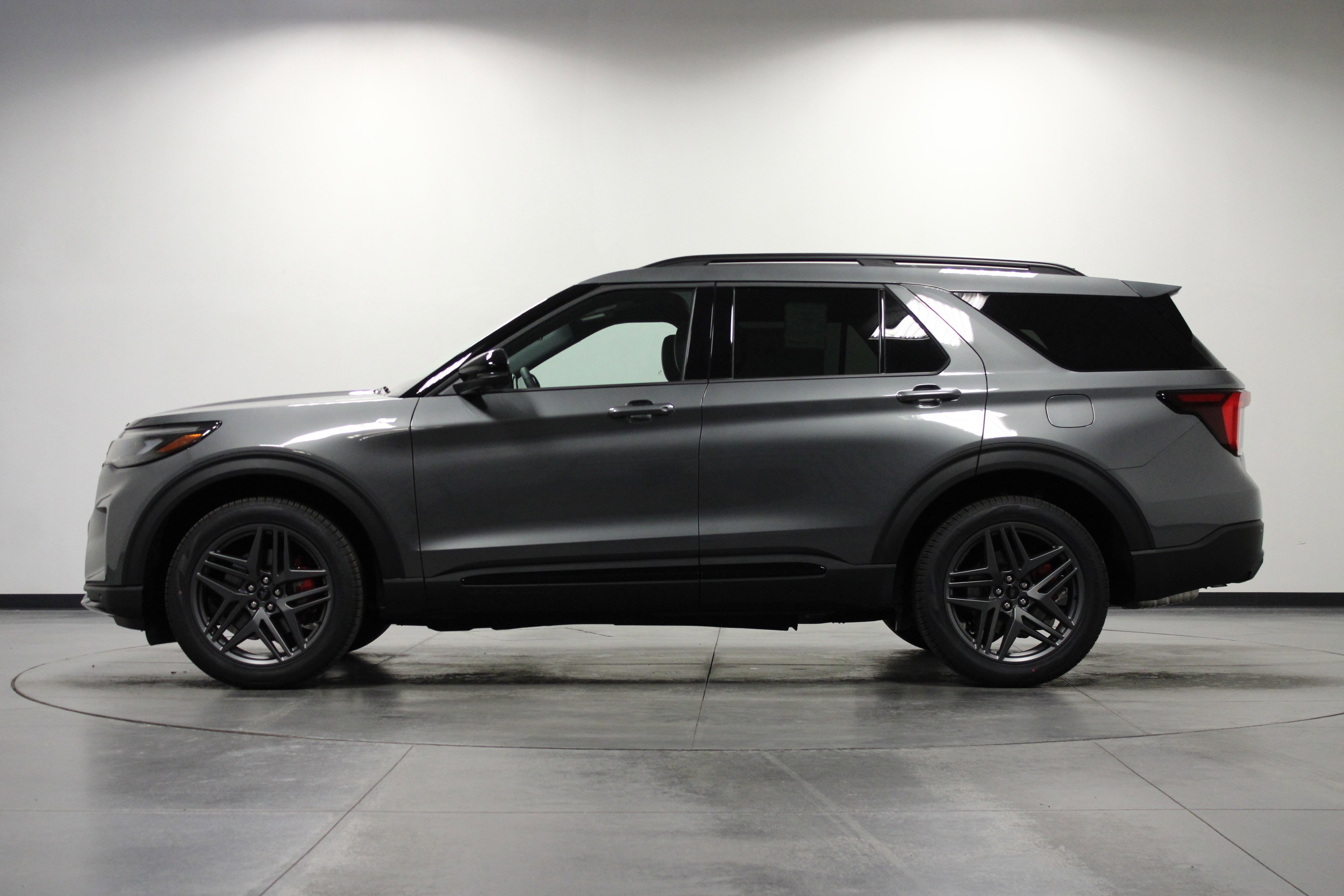 New 2026 Carbonized Gray Metallic Ford ST-Line image 7