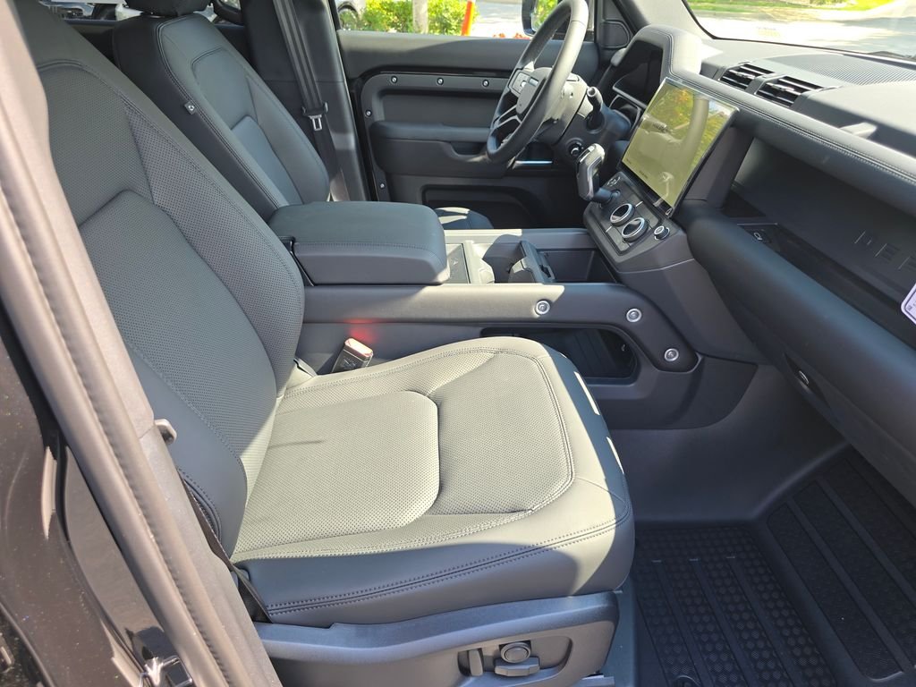 New 2026 Santorini Black Land Rover X-Dynamic SE image 12