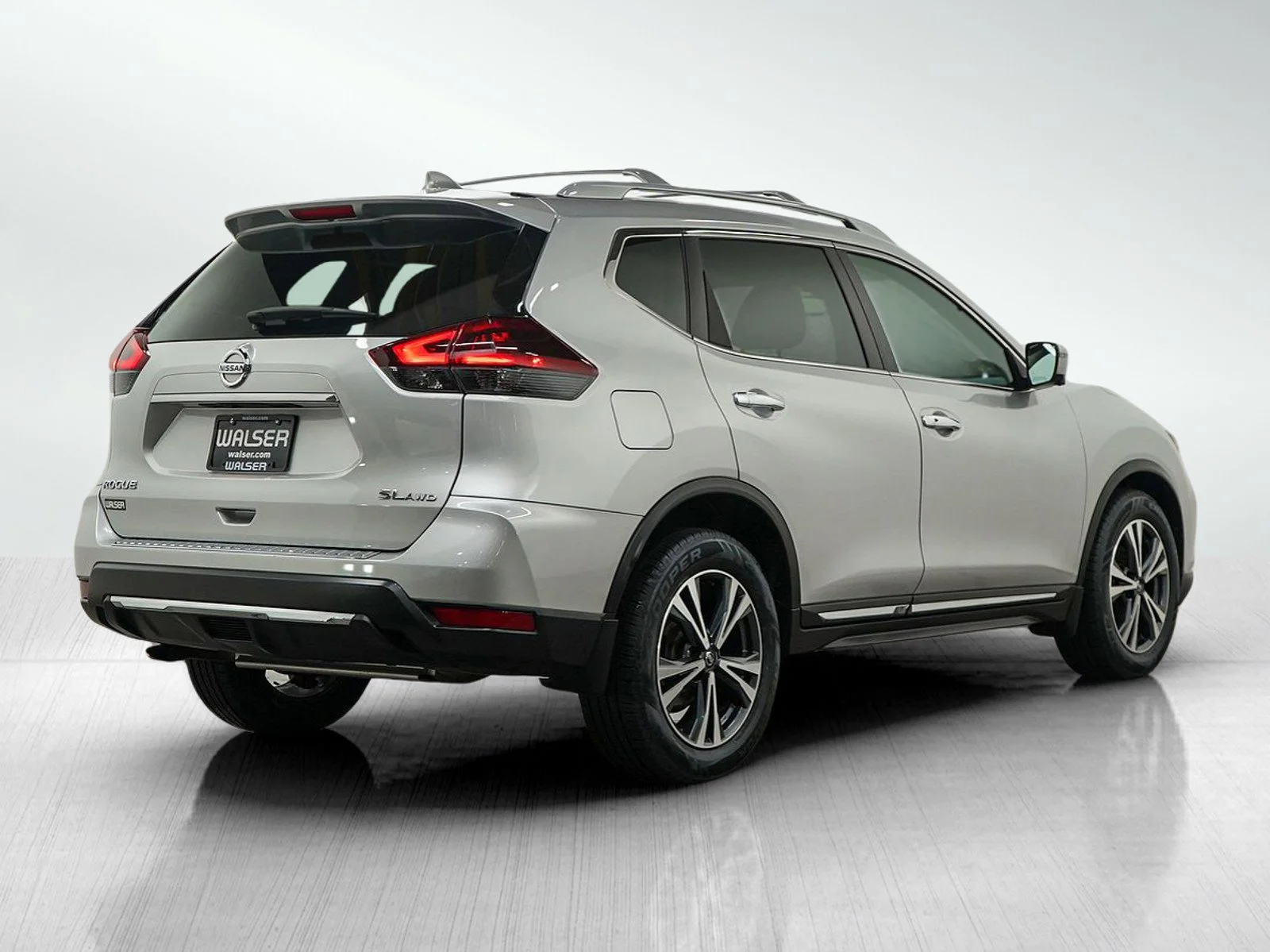 Used 2018 Brilliant Silver Nissan SL image 5