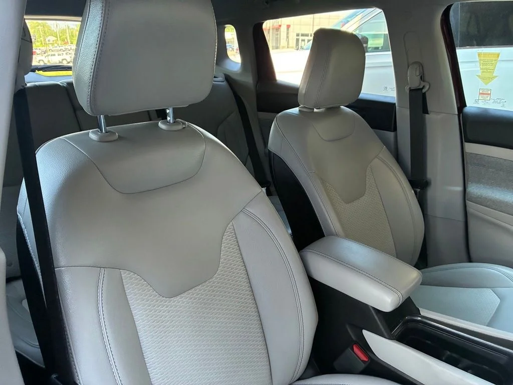Used 2022 Red Jeep Latitude image 41