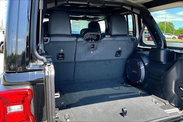 New 2026 Black Clear-Coat Exterior Paint Jeep Sahara image 20
