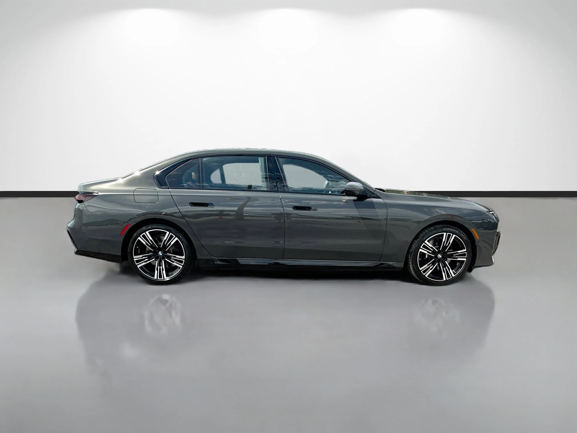 New 2026 Dravit Grey Metallic BMW 750e xDrive image 2