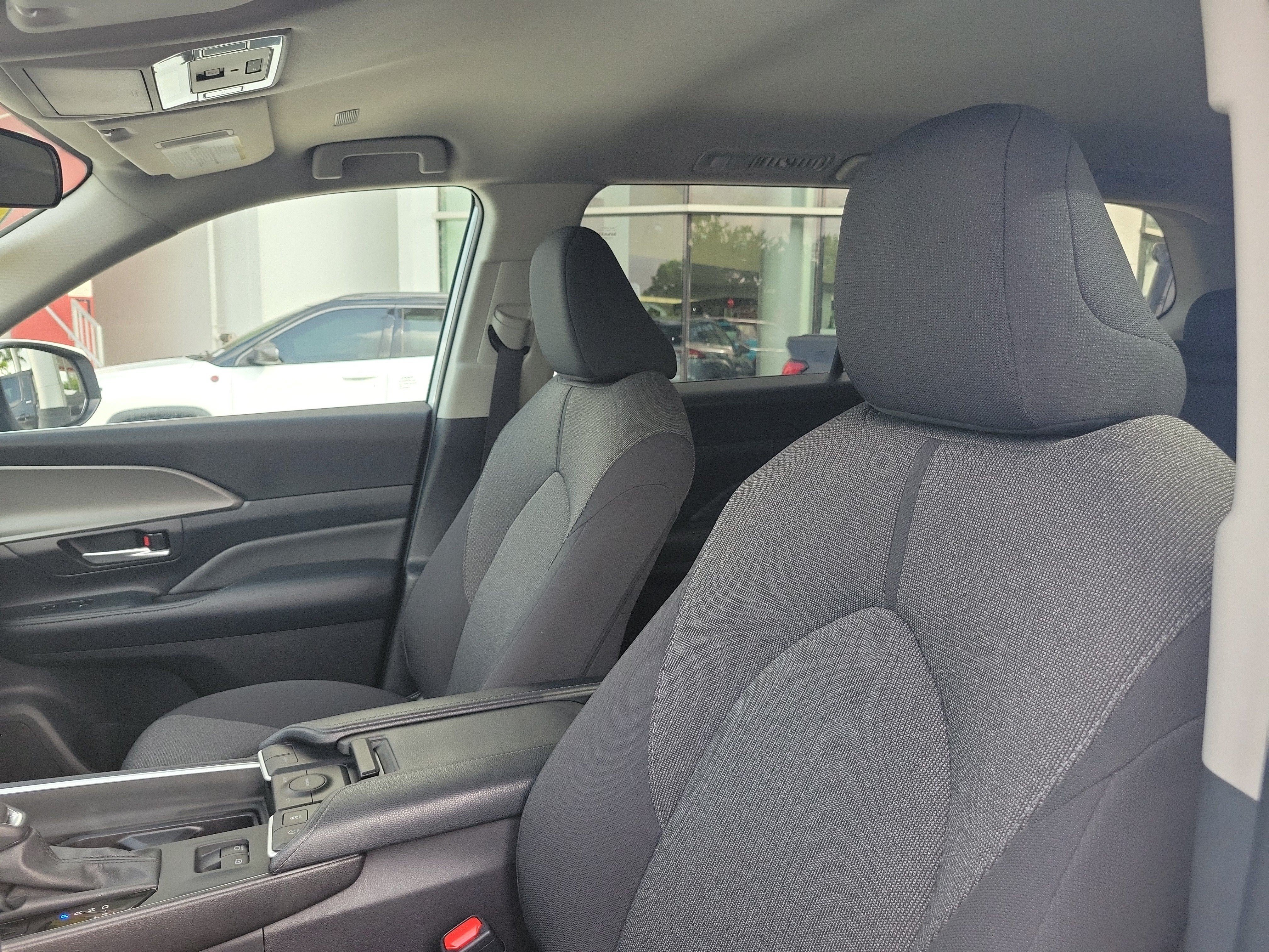 Used 2025 Pearl Toyota LE image 22