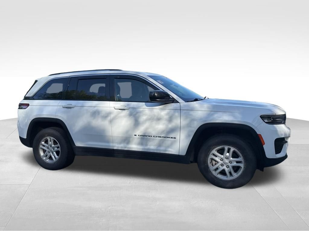 Used 2023 White Jeep Laredo image 11