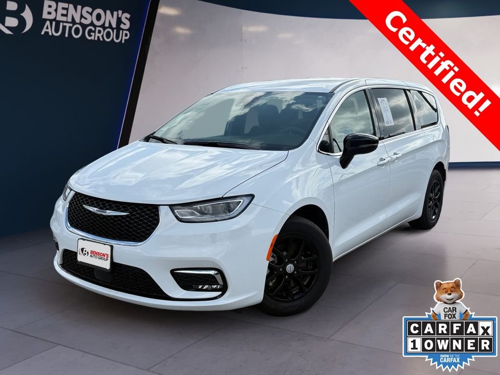 2026 Chrysler Pacifica Select's photo