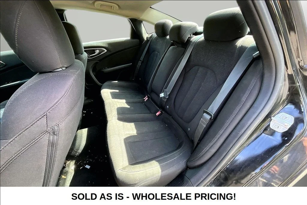 Used 2015  Chrysler Limited image 21
