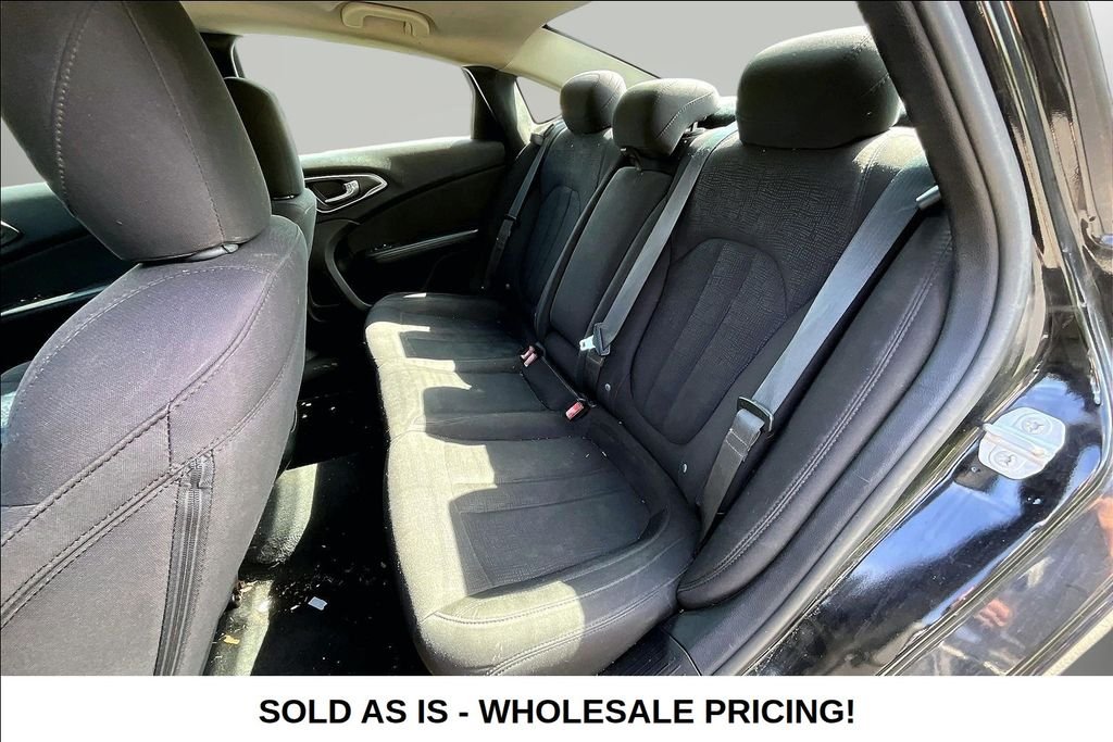 Used 2015  Chrysler Limited image 21