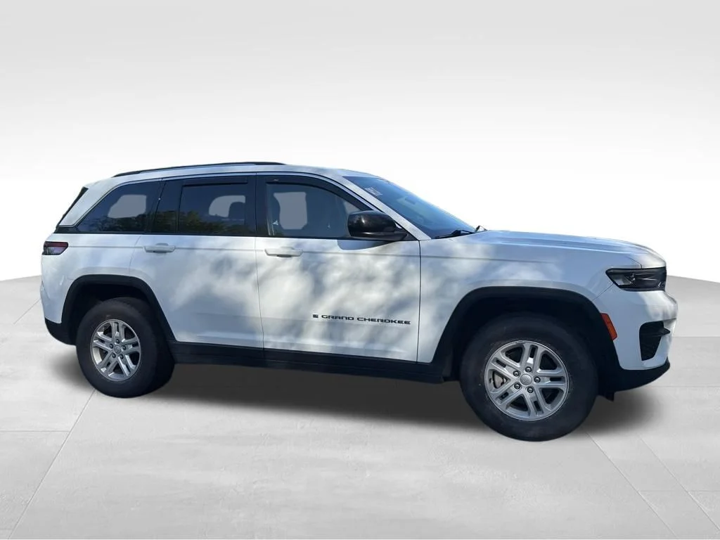 Used 2023 White Jeep Laredo image 11