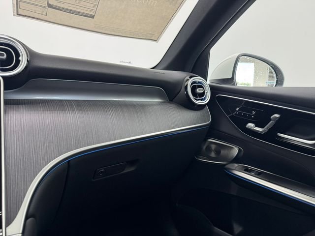 New 2026 Polar White Mercedes-Benz GLC 300 image 36