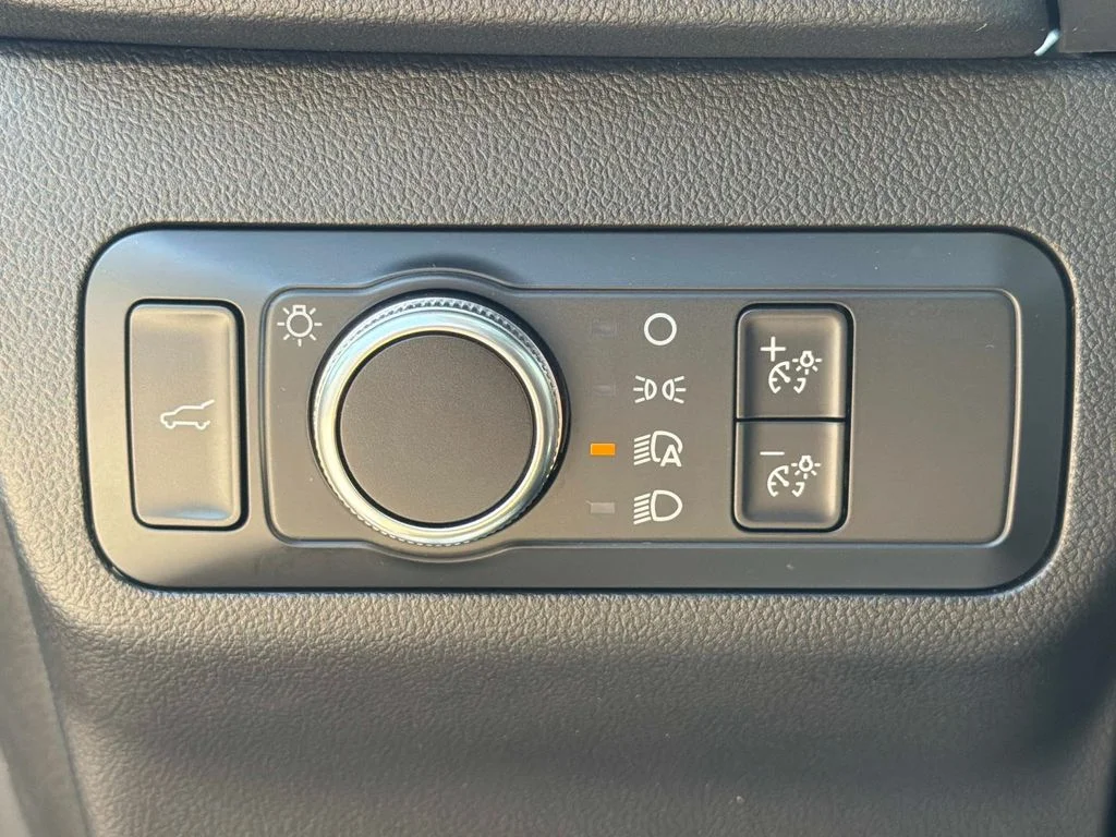 Used 2022 Agate Black Metallic Ford SE image 31