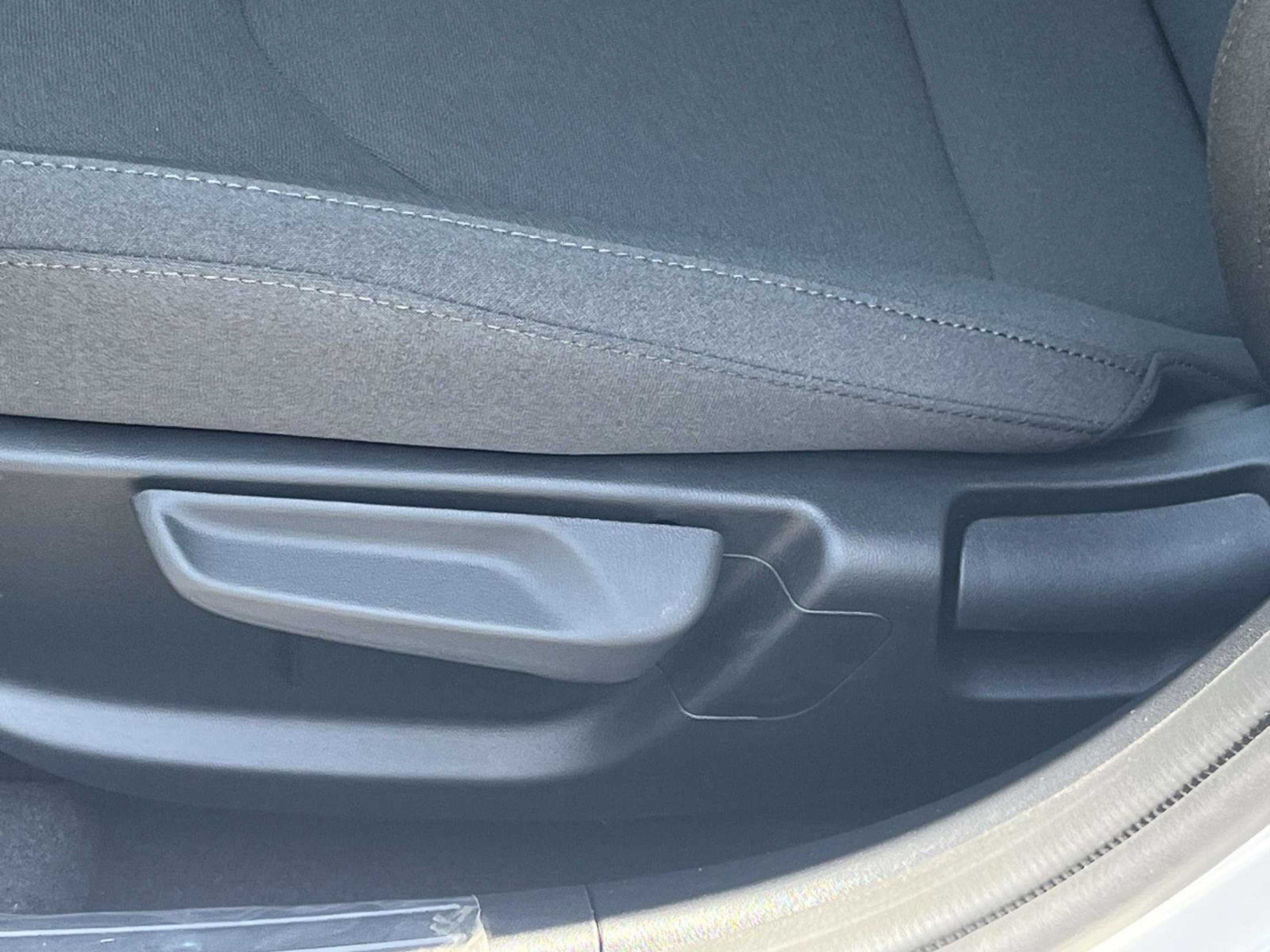 New 2026 Snow White Pearl Kia LXS image 20