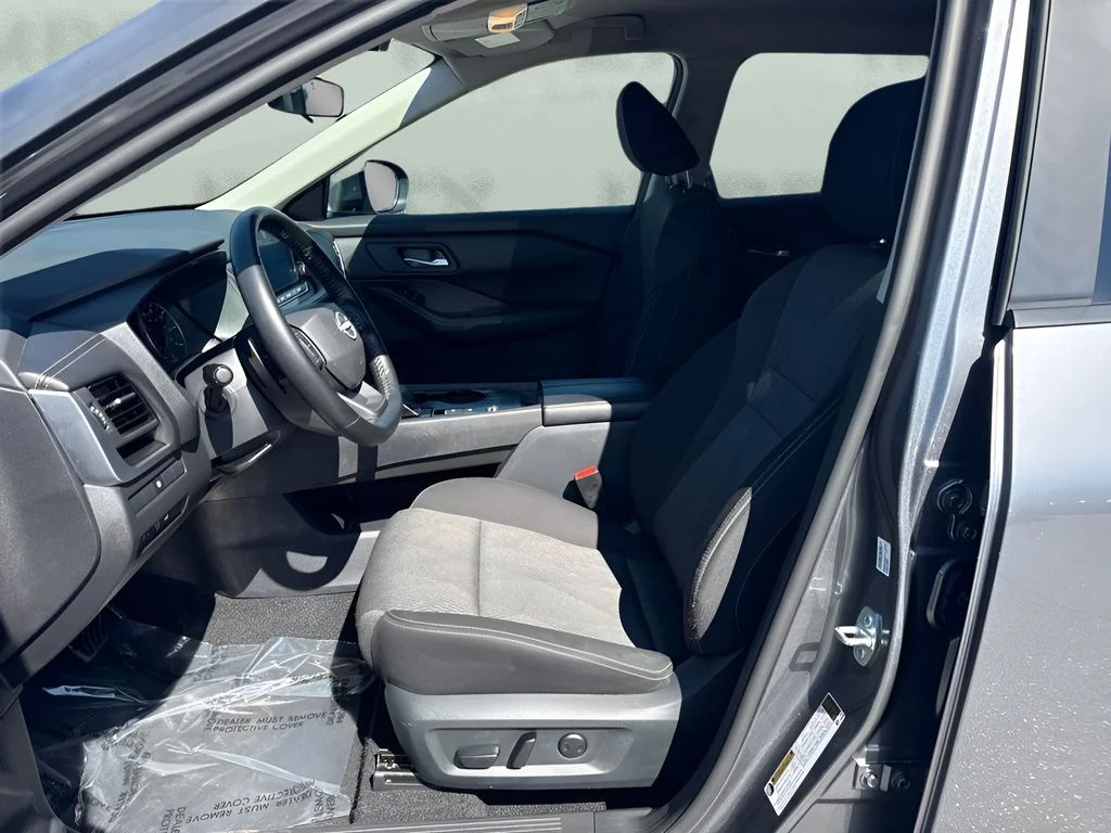 Used 2025 Gray Nissan SV image 9