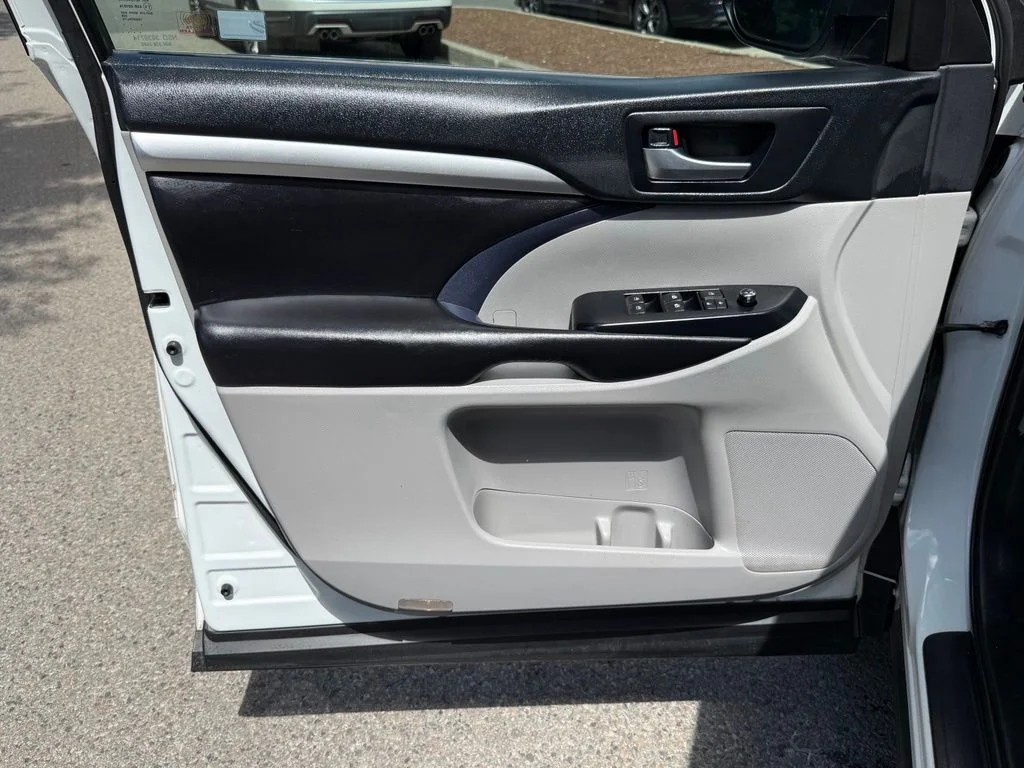 Used 2019 White Toyota XLE image 26