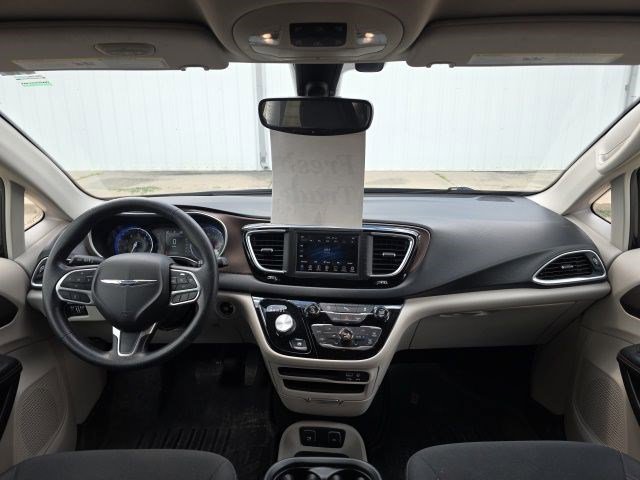 Used 2019 Brilliant Black Crystal Pearlcoat Chrysler Touring Plus image 18