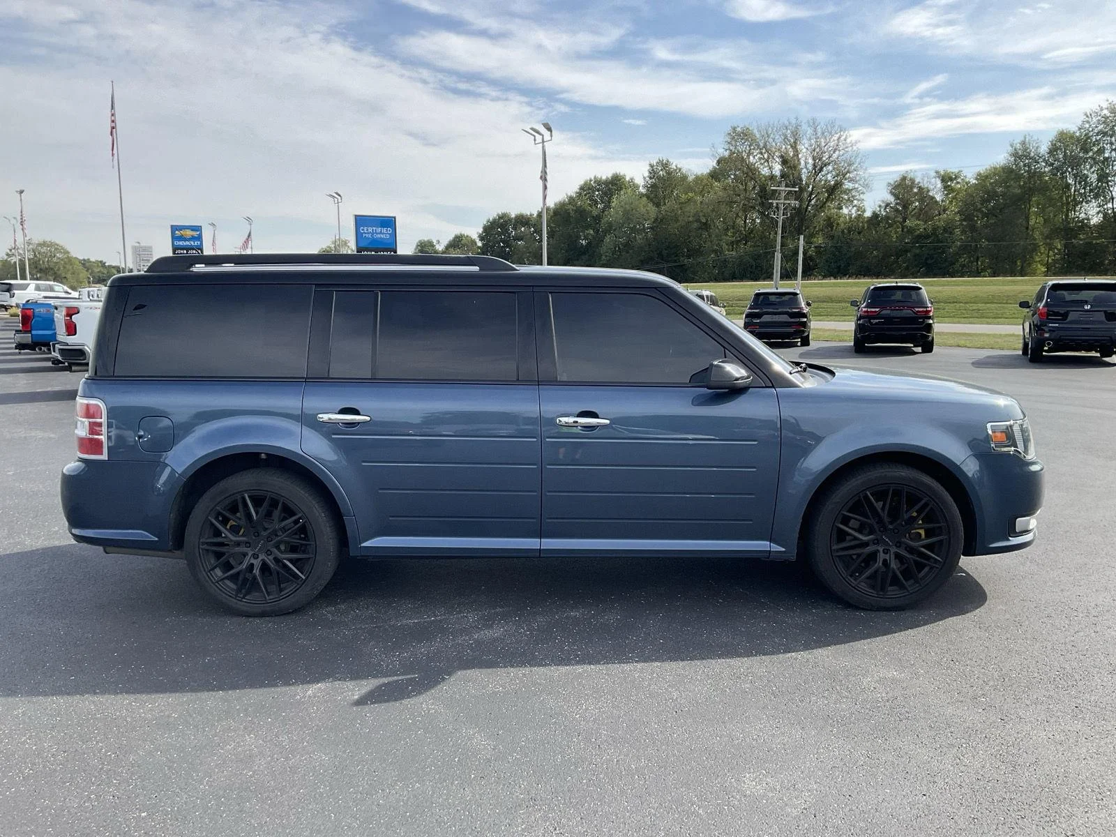 Used 2019 Blue Metallic Ford SEL image 5