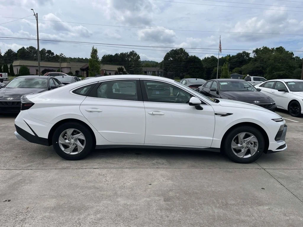 New 2026 White Hyundai SE image 2