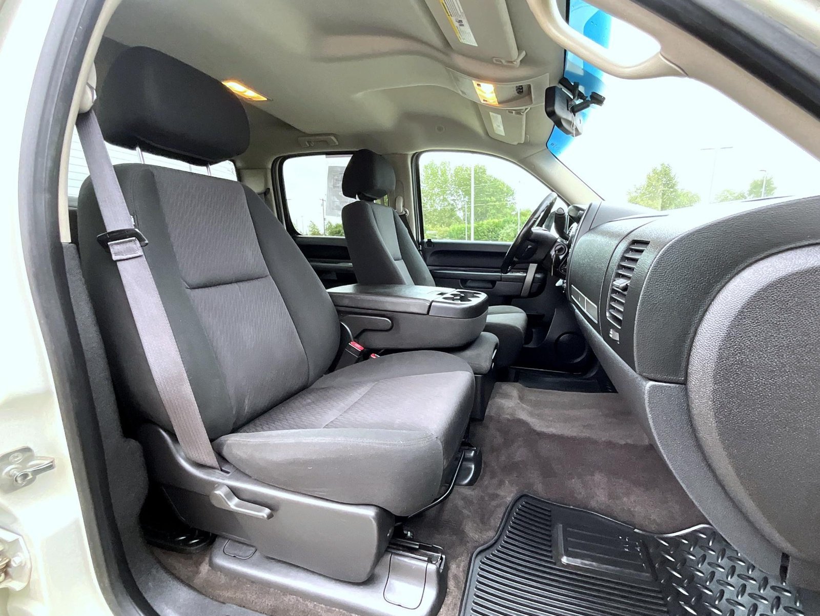 Used 2013 White Chevrolet LT image 17