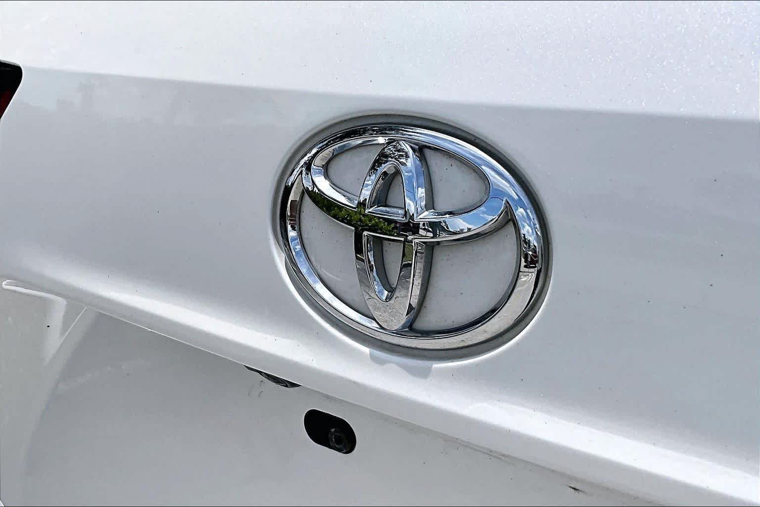 Used 2021 Blizzard Pearl Toyota XLE image 31