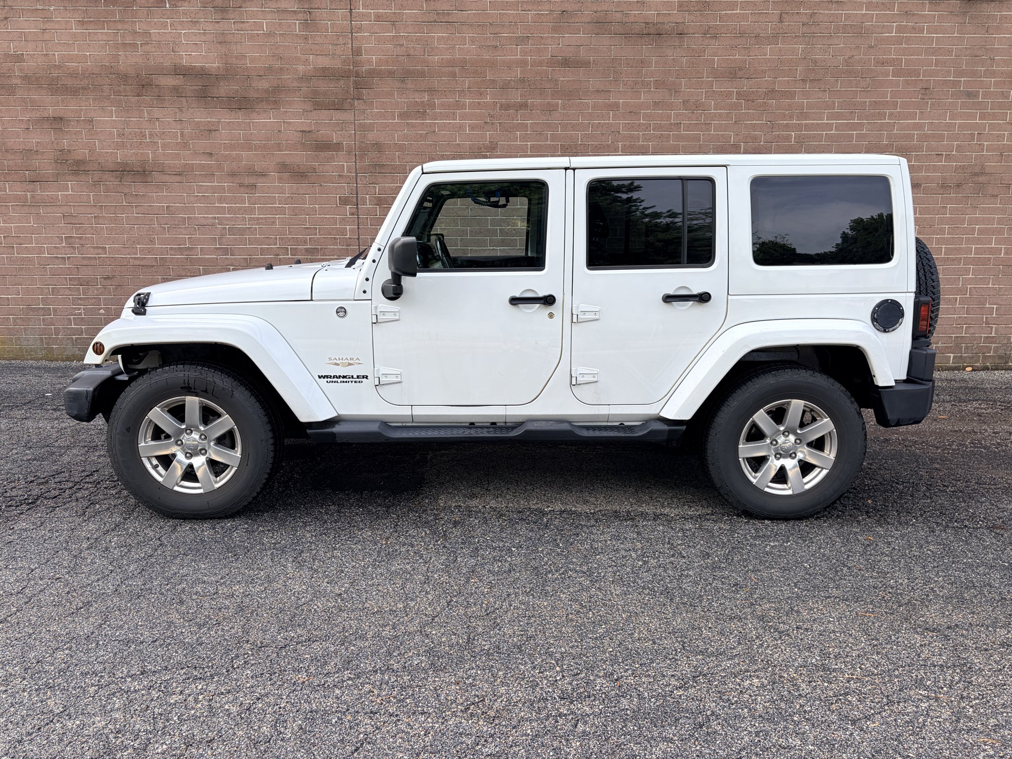 Used 2013 Bright White Clearcoat Jeep Sahara image 2