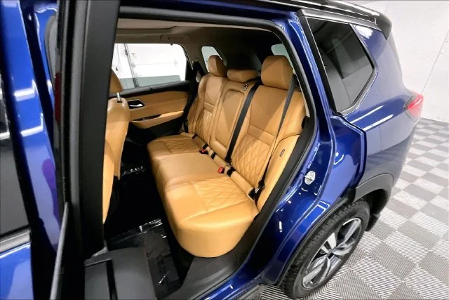 Used 2021 Caspian Blue Metallic/Super Black Nissan Platinum image 24