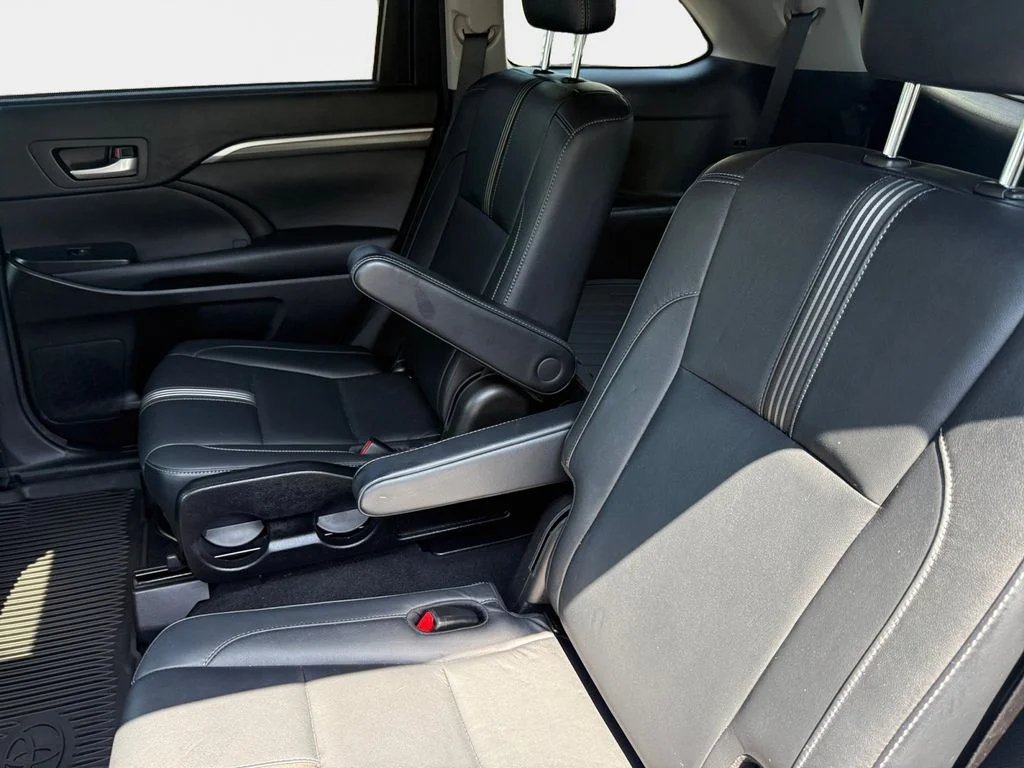 Used 2018 Gray Toyota SE image 9