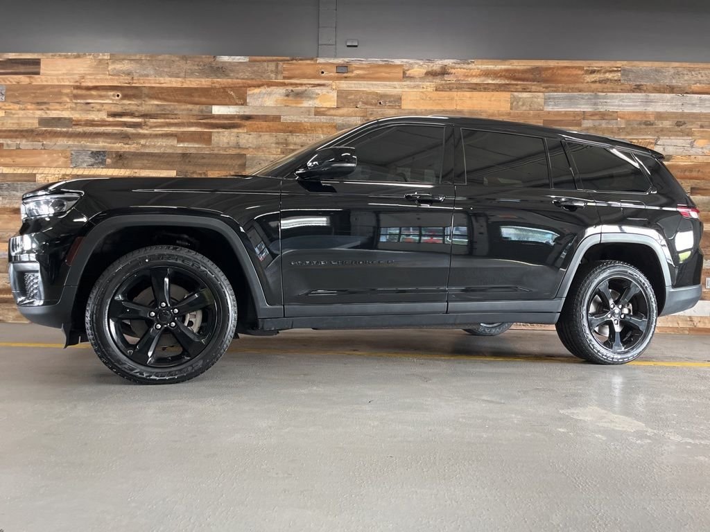 Used 2022 Diamond Black Jeep Altitude image 17