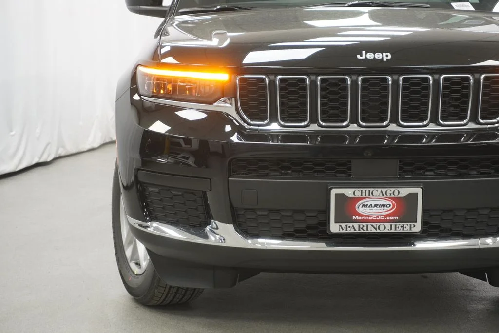 New 2026 Diamond Black Crystal Pearlcoat Jeep Laredo image 6