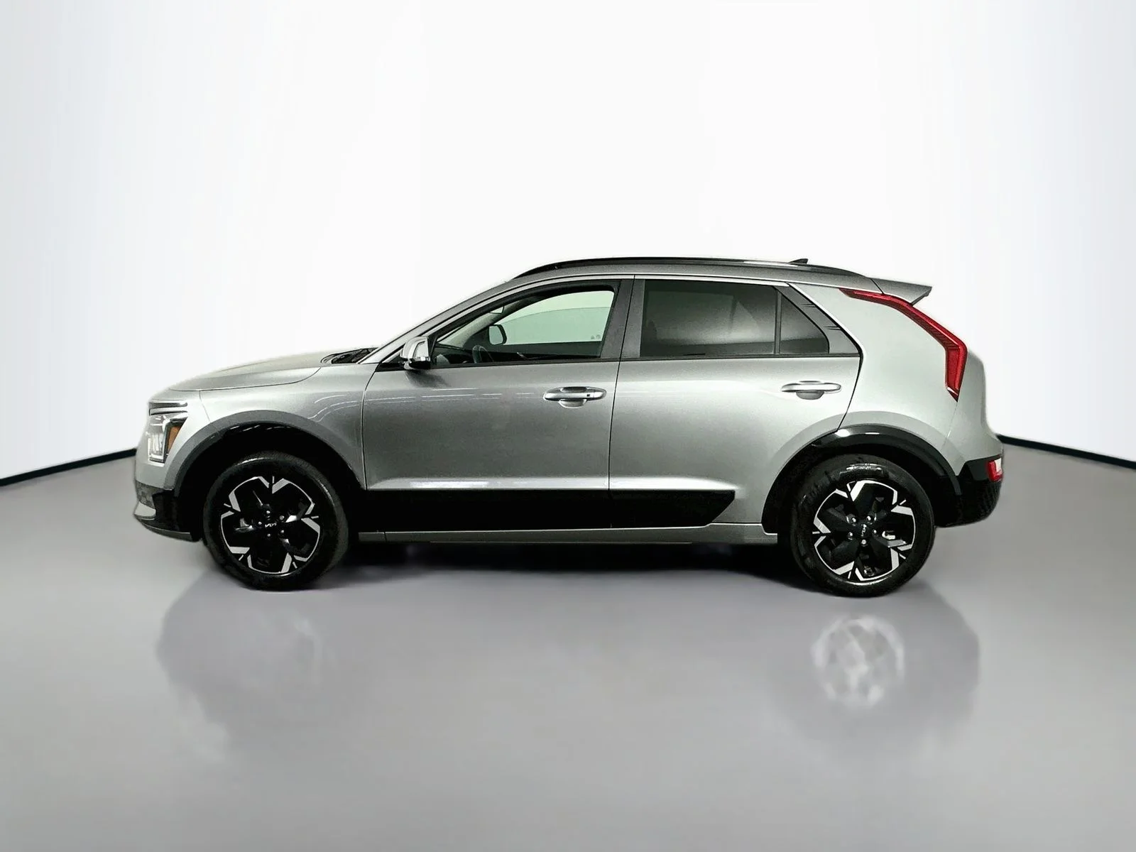 Used 2024 Steel Gray Kia Wind image 4