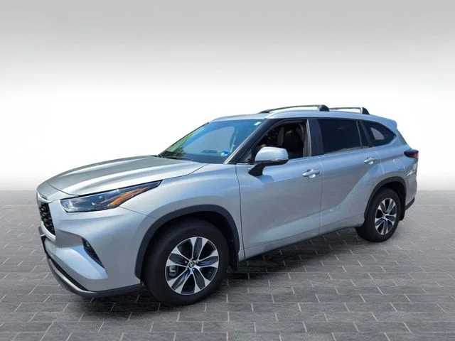Used 2024 Silver Toyota XLE image 3