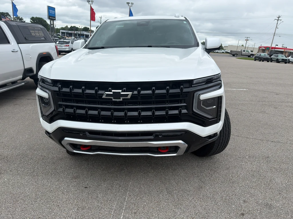 Used 2025 Iridescent Pearl Tricoat Chevrolet Z71 image 2
