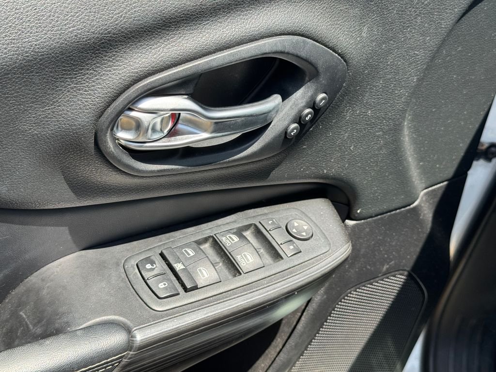 Used 2014 White Jeep Limited image 22