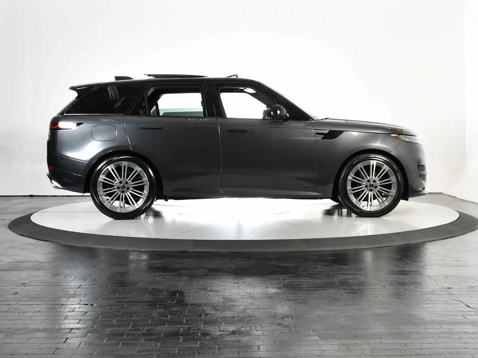 Used 2023 Carpathian Grey Premium Metallic Land Rover SE Dynamic image 7