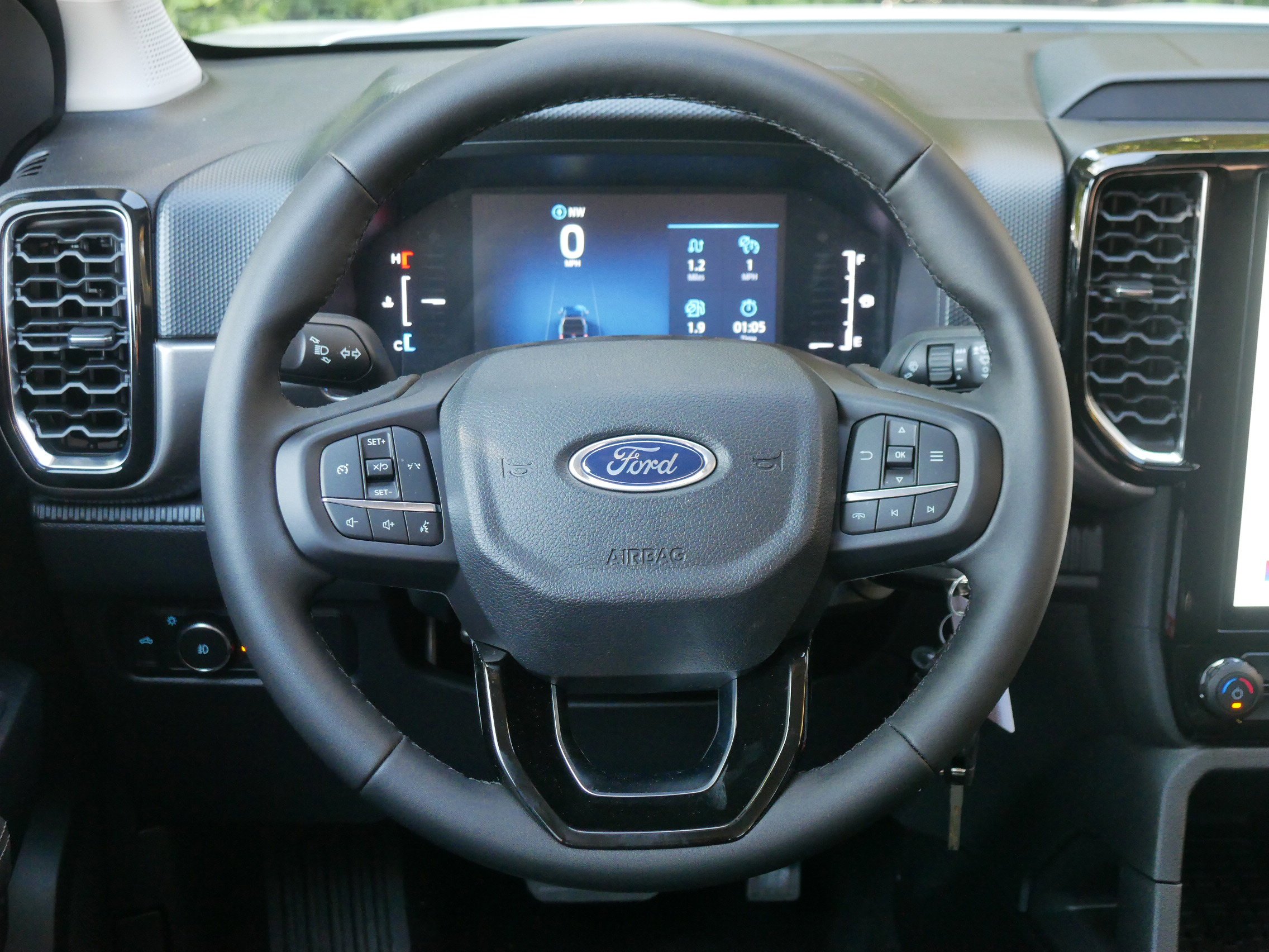 New 2025 Oxford White Ford XLT image 6