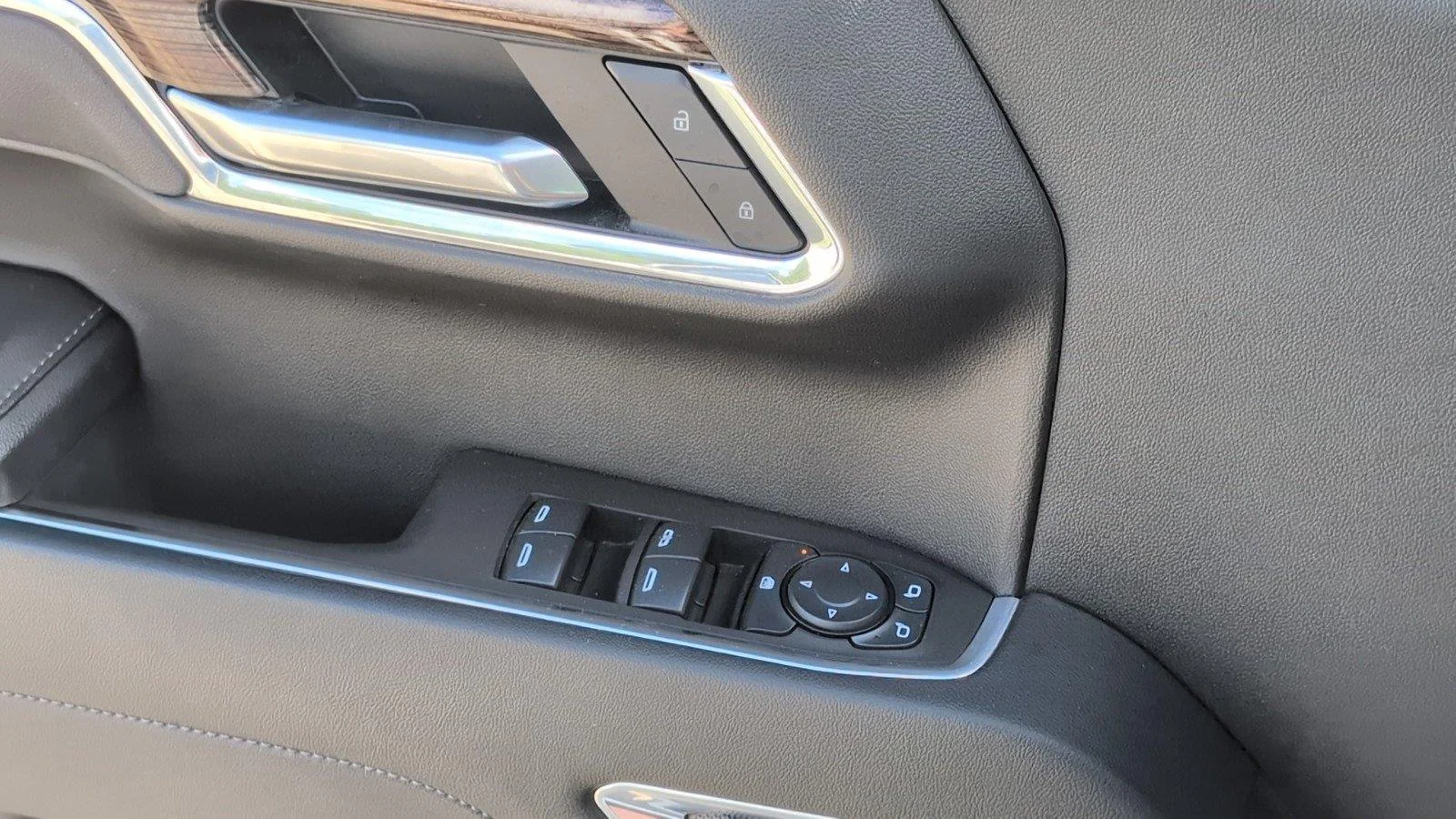Used 2025 Summit White Chevrolet RST image 20