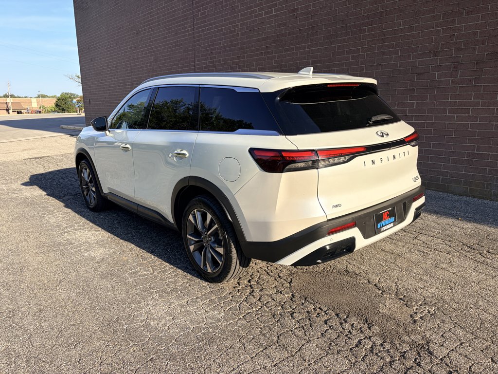 Used 2024 Majestic White INFINITI LUXE image 3
