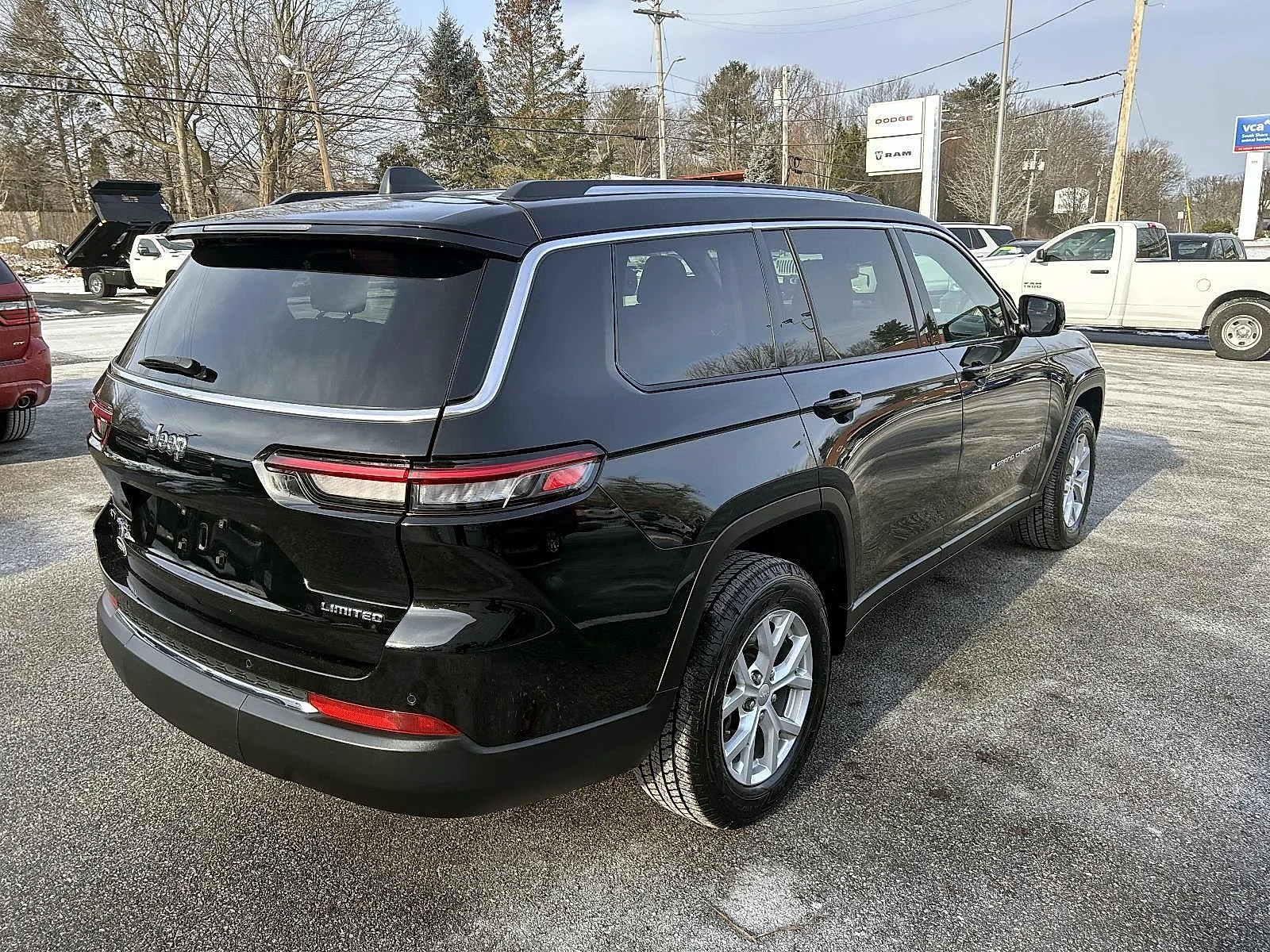 Used 2023 Diamond Black Crystal Pearlcoat Jeep Limited image 4