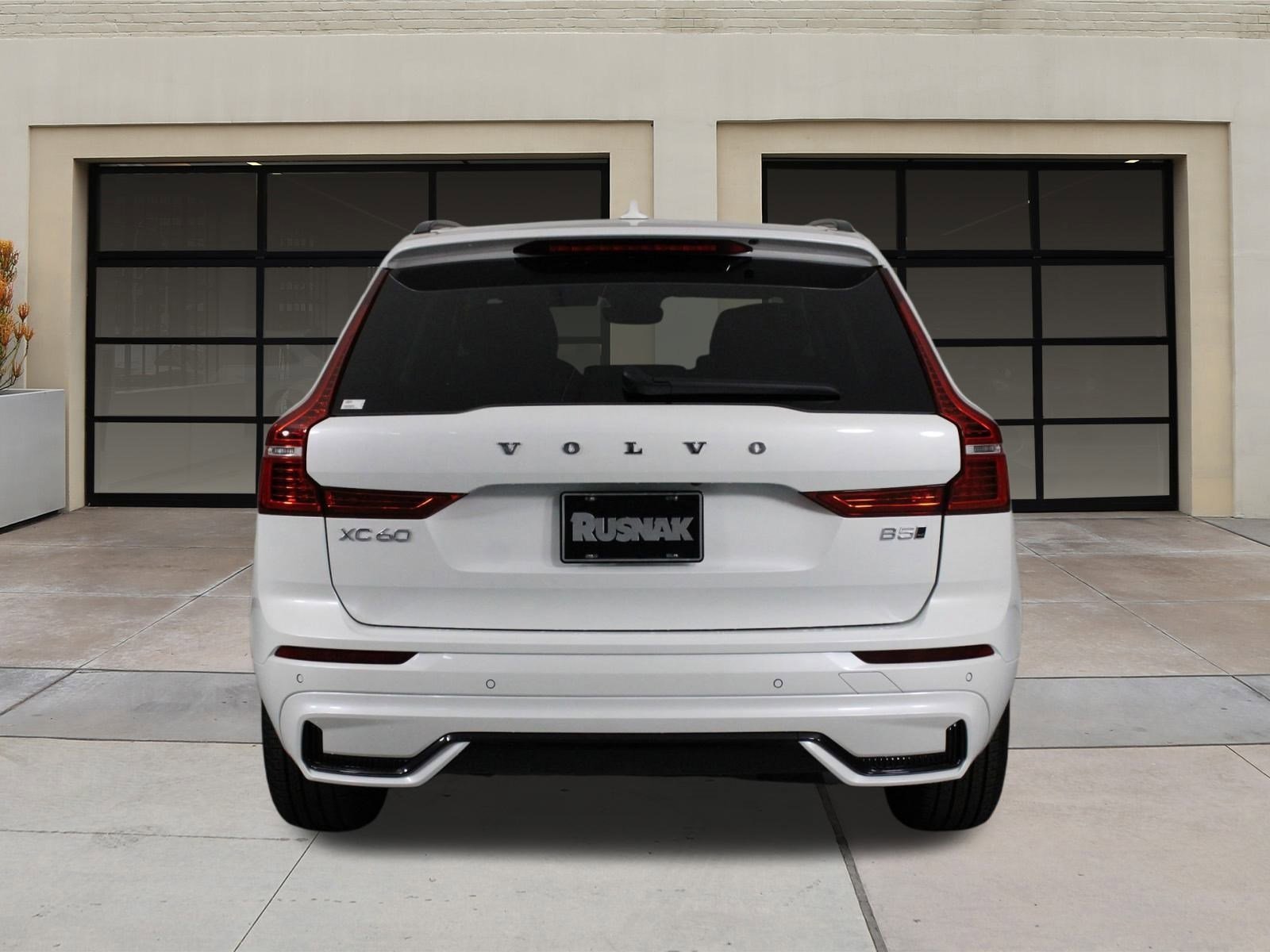 2025 Volvo XC60 B5 Core photo 4