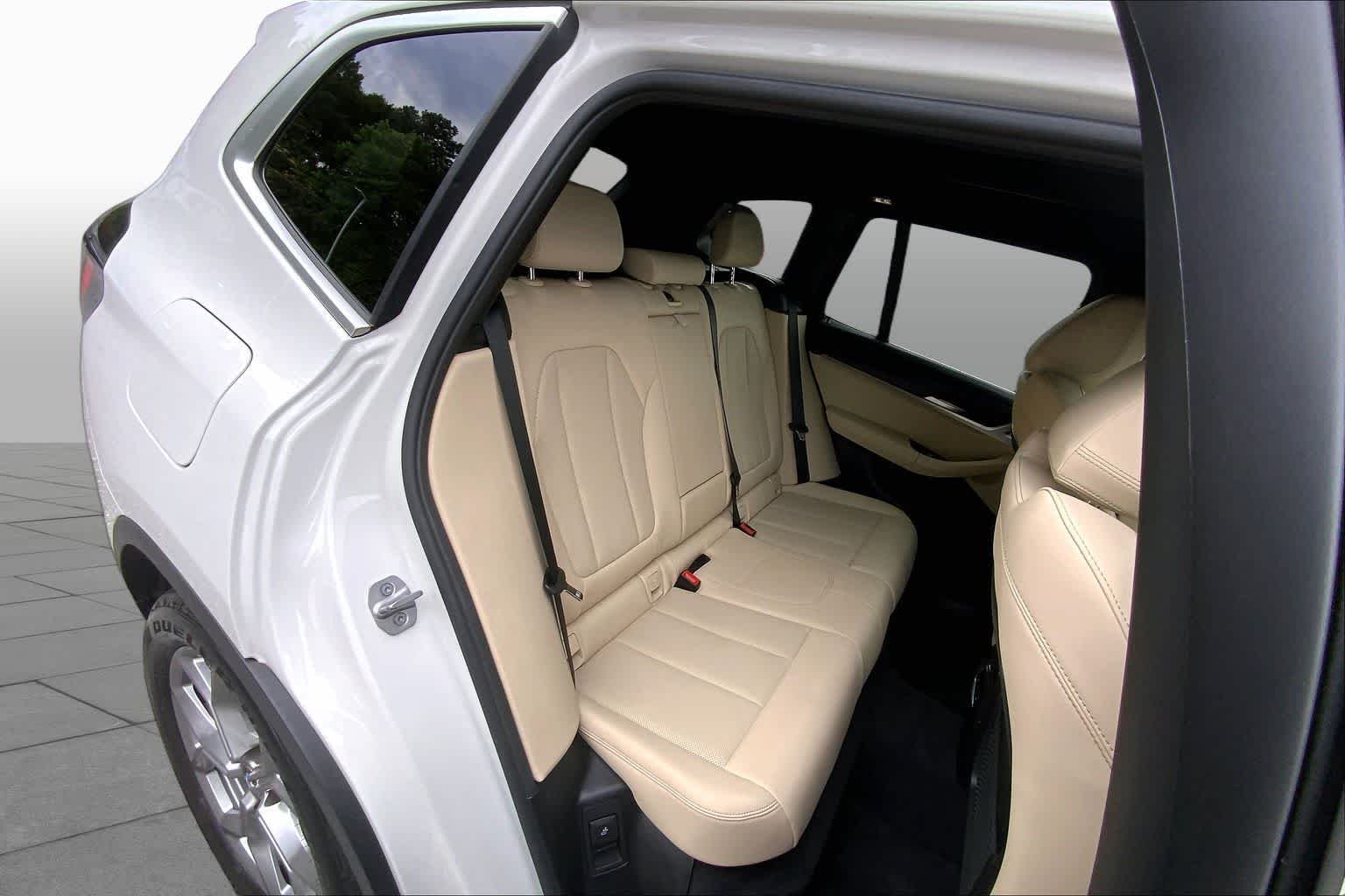 Used 2024 Alpine White BMW sDrive30i image 19