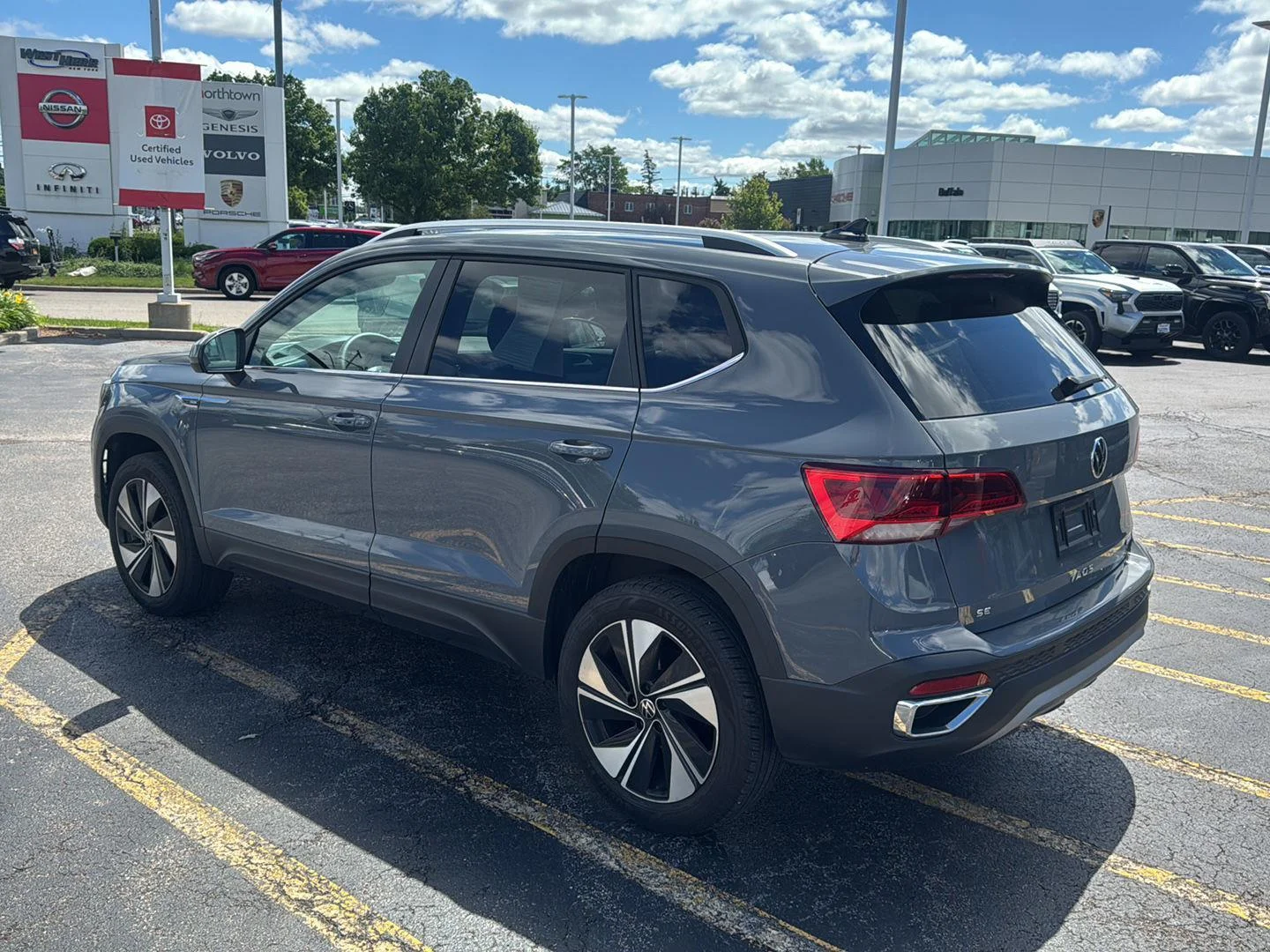 Used 2024 Platinum Gray Metallic Volkswagen SE image 4